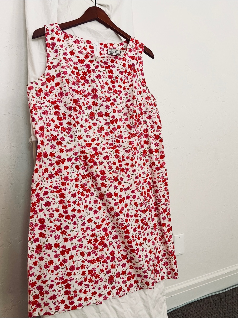 Kathie Lee Collection red & pink floral sleeveless shift dress